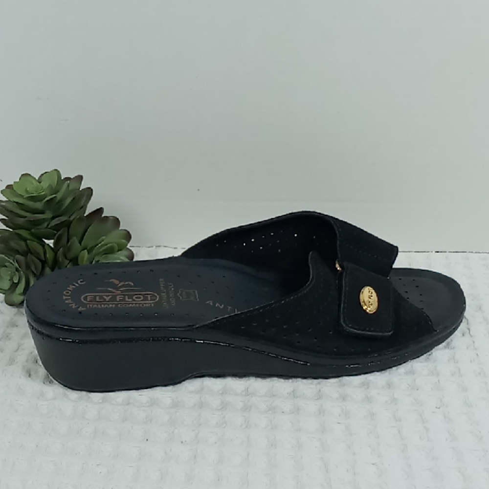 NWOT Fly Flot Black Perferated Nubuck Wedge Sandals Size 39 Adjustable Velcro
